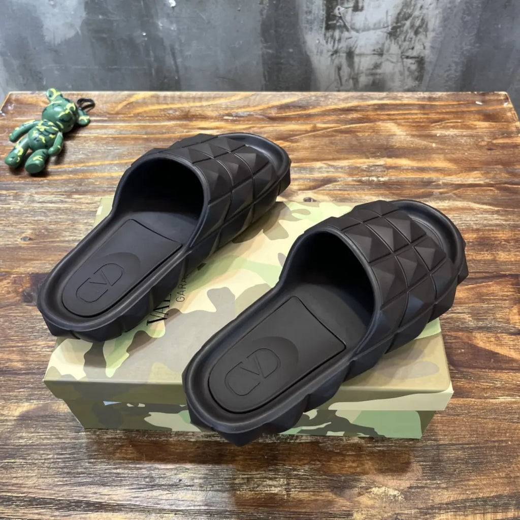 Valentino Garavani Diamond Quilted Black Slides